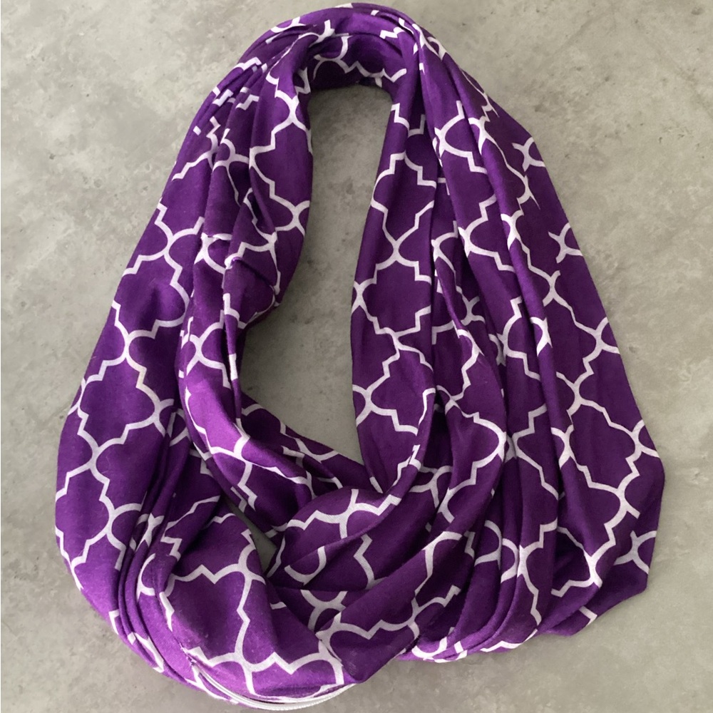 Scarf w/hidden pocket